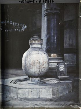Image représentant Jarre antique au pied d'une colonne de la Aya Sophia Camii ("mosquée Sainte-Sophie")
