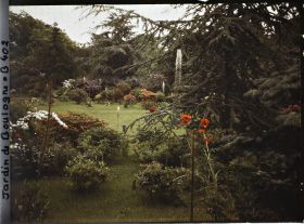 Image représentant Partie est du marais ourlée d'arbustes colorés, vue en direction du nord-est depuis un recoin fleuri