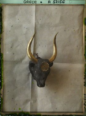 Image représentant Rhyton (coupe) en argent en forme de tête de taureau, avec cornes, mufle et rosace décorative en or