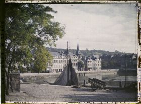 Image représentant Le vieux bassin et l'église Saint-Etienne