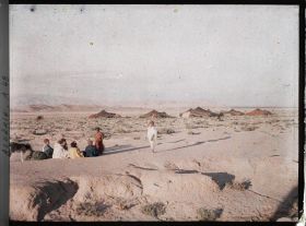 Image représentant Des enfants à proximité d'un campement de nomades