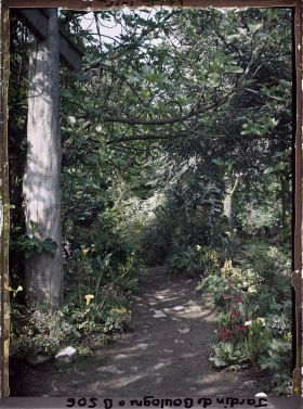Image représentant Sentier fleuri entre un torii et un pont du " sanctuaire japonais ", menant en direction du quai du 4-Septembre
