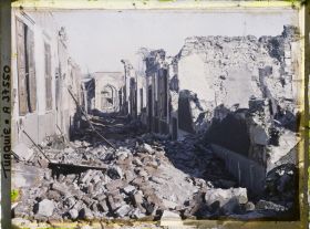 Image représentant Quartier arménien. Une rue en ruines menant au porche d'une église détruite