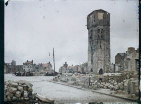 Image représentant France, Béthune, Beffroi et Grande place vus du Sud Ouest