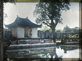 Image représentant Le bassin Thien-quang-tinh (" Puits où se reflète l'éclat pur du ciel "), dans la troisième cour du temple confucéen de la " Culture littéraire ", dans le quartier de la Citadelle (route de Sinh-tu)