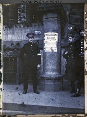 Image représentant Prusse, Duisbourg, Policier avec son brassard de la nouvelle République