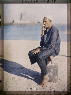 Image représentant Canotier fumant sur le quai du port