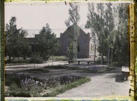Image représentant L'hôpital, ancien palais d'été du roi Habibullâh (1901-1919) transformé en hôpital et sanatorium par son fils Amânullâh
