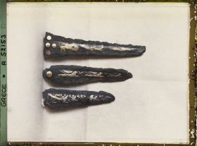 Image représentant Trois lames de poignards (bronze incrusté d'or, d'argent et nielle) provenant de Mycènes (verso)