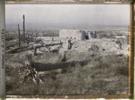 Image représentant France, Mont Cornillet, Pente Sud ; Blockhaus de mitrailleuses Allemand et vue vers la Vallée de la Marne