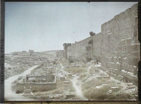 Image représentant Vue du cimetière musulman au pied du rempart oriental