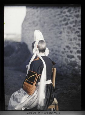 Image représentant Madame Lisette Tual en costume de mariée vue de dos