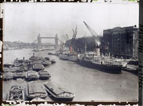 Image représentant Les docks vus du pont de Londres, au fond le Tower Bridge