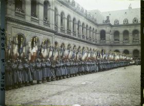 Image représentant Cérémonie de remise des drapeaux des régiments dissous aux Invalides, la sonnerie au drapeau