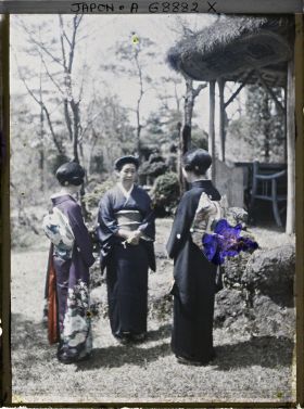 Image représentant Trois femmes en kimono dans un jardin