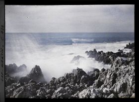 Image représentant Vagues se brisant sur les rochers, vus non loin de la villa Kahn, légèrement vers l'ouest