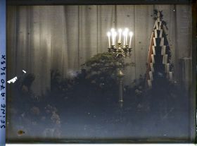 Image représentant La chapelle ardente du prince Kitashirakawa à l'ambassade du Japon