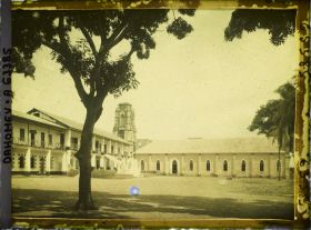 Image représentant La mission catholique (l'école, les habitations des pères et l'église)