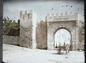 Image représentant Une charrette devant la porte sud du rempart de la médina