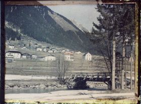 Image représentant Pècles, Vallée de Chamonix, Paysage Alpestre ; le Village des Pècles vu de la rive gauche de l'Arve