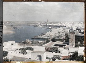 Image représentant Panorama sur les terrasses de la casbah des Oudaïa et l'estuaire du fleuve Bou Regreg : au fond, la tour Hassan