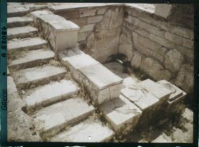 Image représentant Une installation sanitaire ("bain") du Megarons (appartements) de la Reine, dans l'aile orientale du Palais
