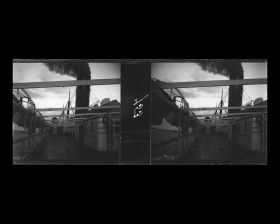 Image représentant Le pont supérieur du navire détrempé par la pluie au soleil couchant