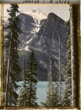 Image représentant Canada, Lac Louise, Le Lac et le Mt Fairwiev entre les arbres