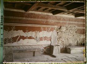 Image représentant Dans l'aile orientale du Palais , la salle du trône (siège d'albâtre et mûr orné d'un griffon)