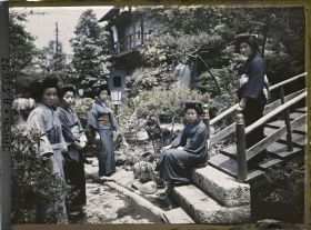 Image représentant Serveuses dans le jardin d'un Ryokan (hôtel-restaurant traditionnel)