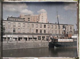 Image représentant Une péniche à quai sur le canal Rosenlunds