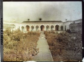 Image représentant Le jardin andalou, à l'abandon, et une partie du Dar Batha (" Palais Batha ")