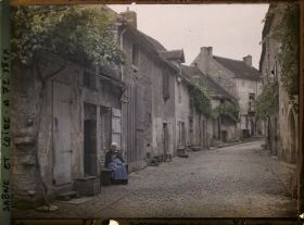 Image représentant Madame Bouteloup assise devant l'actuel 33 rue des Cordiers