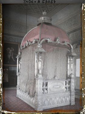Image représentant Lit à baldaquin en argent à l'intérieur de Khas Bagh (ou Hamid Manzil)
