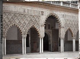 Image représentant Alcazar : les arcades du patio de las Doncellas ("des Demoiselles") et la porte vers le salon de Embajadores ("des Ambassadeurs")
