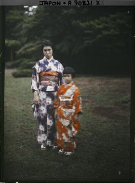 Image représentant Résidence de la famille Kitashirakawa (?) ou Asaka (?) : Les jeunes princesses Kikuko Asaka (à gauche) et Kiyoko Asaka (à droite)