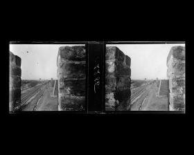 Image représentant Vue sur les voies ferrées de la ligne Pékin-Moukden et sur les douves bordées d'arbres, depuis L'enceinte sud de la ville tartare est, entre Zhengyangmen ("porte Face au Midi"), ou Qianmen ("porte Antérieure"), et Chongwenmen ("porte de la Vénération des Lettres"), ou Hadamen