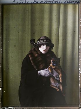 Image représentant Madame Sidonie-Gabrielle de Jouvenel dite Colette  avec Toby-Chien