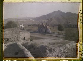 Image représentant La Masjid (mosquée) Id-Gah. A l'arrière-plan, la forteresse Bala-Hissar