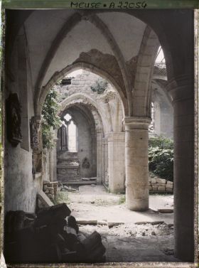 Image représentant France, Hattonchâtel, Bas côté de l'Eglise