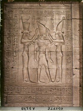 Image représentant Le pharaon Ptolémée VIII, couronné du  null pschent par Nekhbet et Ouadjet