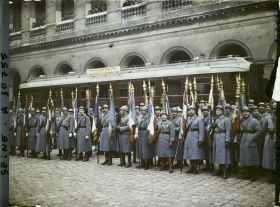 Image représentant Cérémonie de remise des drapeaux des régiments dissous aux Invalides devant le wagon de la signature de l'armistice