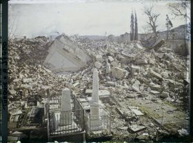 Image représentant Quartier arménien. Décombres de la Grande église arménienne