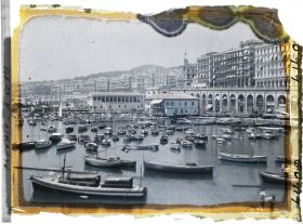 Image représentant La darse de l'Amirauté, la direction du port et le Rowing (club nautique)