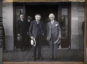 Image représentant MM. Aristide Briand et Hymans, sortant sortant d'un entretien avec M. Snowden, au Grand Hôtel, siège de la Délégation britannique