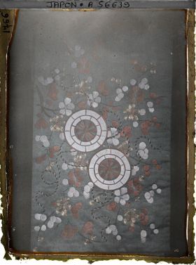 Image représentant Un obi ancien au motif de cerisier (ou/et de pommier décoratif) en fleurs