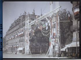 Image représentant Décorations pour les fêtes de la Victoire des 13 et 14 juillet 1919 place de l'Hôtel de Ville à l'angle de l'avenue Victoria