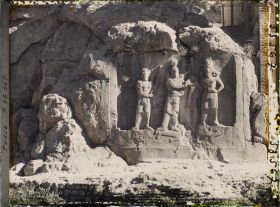 Image représentant A droite des grottes, haut-relief représentant l'investiture d'Ardashir II par Mithra et Ahura Mazda