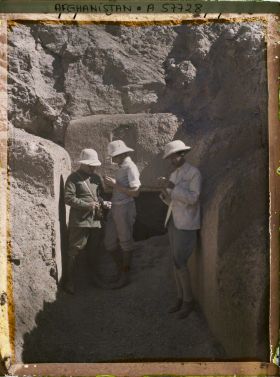 Image représentant Messieurs Th. Makcheff, chef de la "Mission d'Études des Chemins de fer de l'Afghanistan", P. Clemenceau, secrétaire général et un membre afghan de la mission devant l'entrée de la mine de cuivre