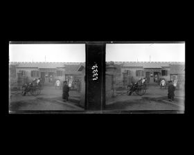 Image représentant Un bureau de poste à l'ouest de Zhengyangmen ("porte Face au Midi"), ou Qianmen ("porte Antérieure")